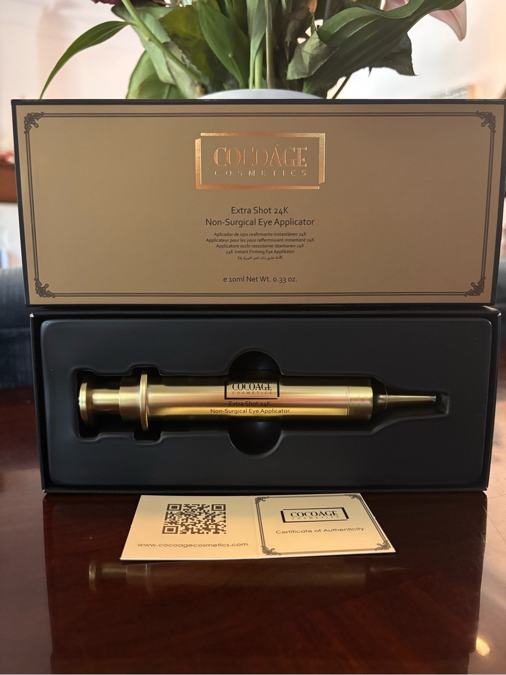 Cocoáge Cosmetics Extra Shot 24K Non-Surgical Eye Applicator.